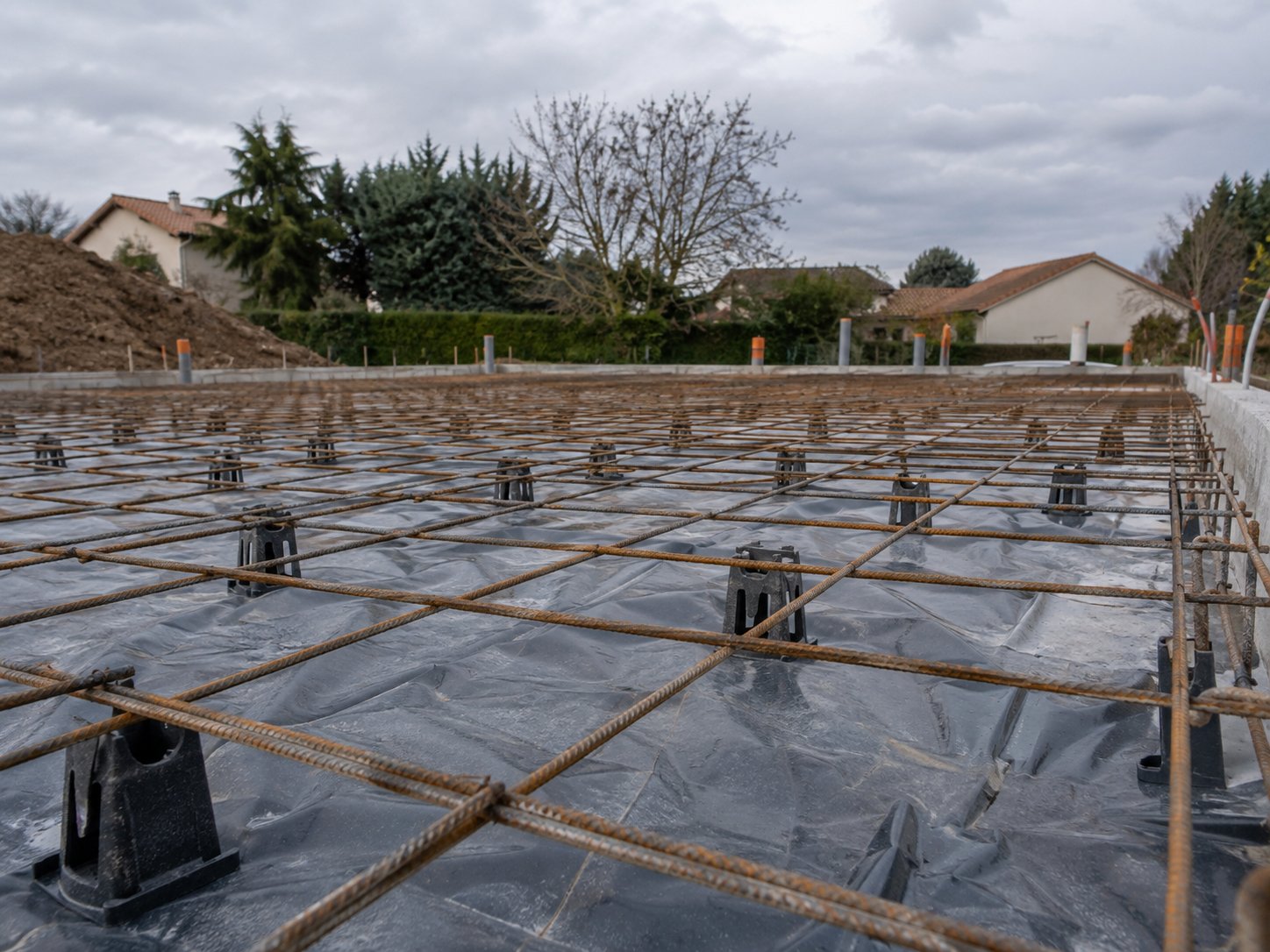 Treillis soudé posé sur cales avant le coulage d’une dalle béton